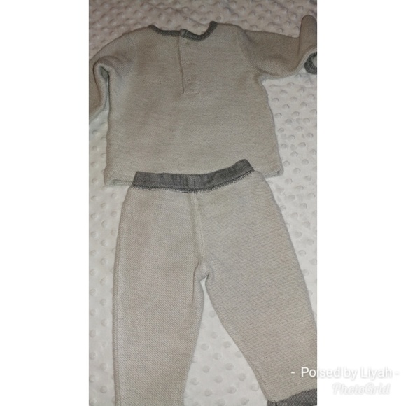 Carter's 2- piece grey set 9 Months - Picture 4 of 4